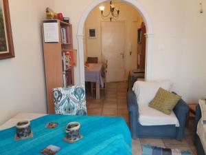 A seating area at Cozy Apartment Near Historic Centre