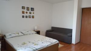 Ein Bett oder Betten in einem Zimmer der Unterkunft Apartmani Laura
