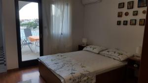 Ein Bett oder Betten in einem Zimmer der Unterkunft Apartmani Laura