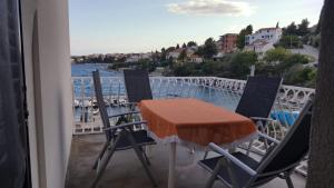 Ein Balkon oder eine Terrasse in der Unterkunft Apartmani Laura
