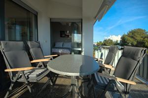 Ein Balkon oder eine Terrasse in der Unterkunft Apartment Bellavista Sea View