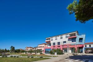 ein Gebäude auf einer Straße mit blauem Himmel in der Unterkunft Apartment Bellavista Sea View in Umag