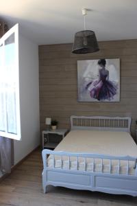 En eller flere senge i et værelse på Maison Sanouva