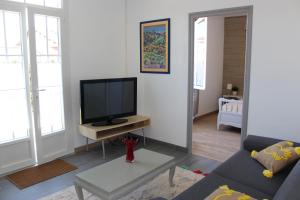 Et tv og/eller underholdning på Maison Sanouva