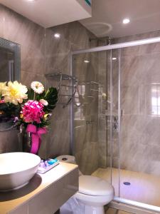 W łazience znajduje się prysznic, toaleta i umywalka. w obiekcie Santa Fe Hotel Boutique w mieście Tapachula