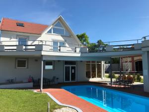 Bazén v ubytování Beach Pension nebo v jeho okolí