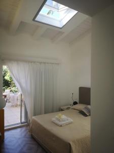 Un dormitorio con una cama y una claraboya. en Green House Beach, en Mondello 31 fotos más