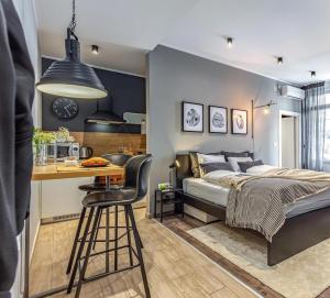 ein Schlafzimmer mit einem Bett, einem Tisch und einer Bar in der Unterkunft Number 1 Apartments Rijeka in Rijeka