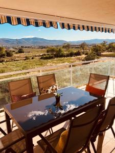 ein Tisch und Stühle auf einem Balkon mit Aussicht in der Unterkunft Apartamento Solmar in Peñíscola