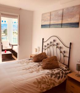 ein Schlafzimmer mit einem Bett und einem Stuhl und einem Fenster in der Unterkunft Apartamento Solmar in Peñíscola + 37 Fotos