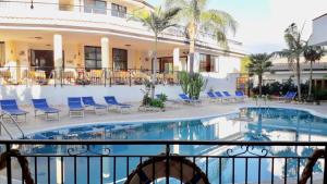 Bazén v ubytování Hotel L'Ancora nebo v jeho okolí
