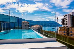 uma piscina no telhado de um edifício em Hotel Fagus by Aycon em Budva