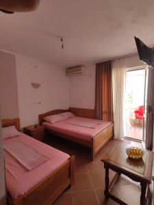 Tempat tidur dalam kamar di Apartmani Vuković