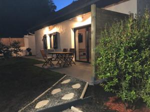 una pequeña casa con una mesa y sillas en el patio en Euskal etxea, en Bayona