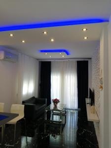 uma sala de estar com uma luz azul no tecto em TOTANI LUX em Perea