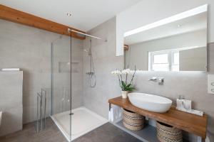 Koupelna v ubytování Moselweingut & Gästehaus Hubertushof + 37 fotografií
