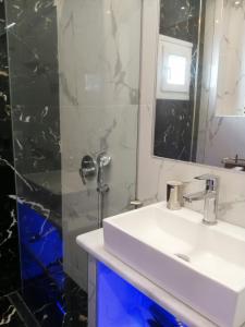 A bathroom at TOTANI LUX