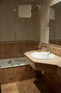 bagno con lavandino e vasca di Hotel Restaurante Casa Pipo a Tuña