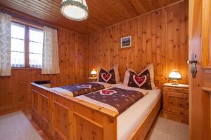 1 dormitorio con 1 cama en una habitación de madera en Gasserhütte, en Innerkrems