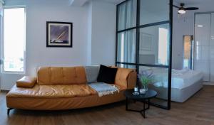 een woonkamer met een bank en een tafel bij Urban 35 in Chania