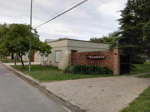 un edificio de ladrillo con un letrero que lee nabos en Cabañas Tunita´s en Coronel Suárez