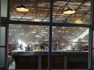 Una cocina o cocineta en 台南謝宅 Old House Inn