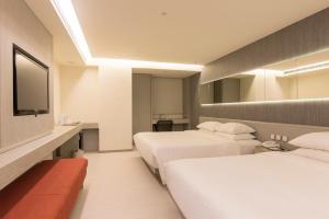 A bed or beds in a room at Inhouse Hotel Yehliu