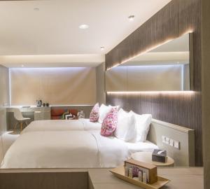 A bed or beds in a room at Inhouse Hotel Yehliu
