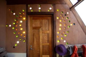 una habitación con una pared con un montón de luces en Casa 100% ecológica con vista a los glaciares andinos en Maras