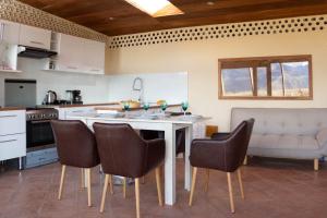cocina con mesa y sillas en Casa 100% ecológica con vista a los glaciares andinos en Maras
