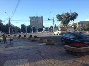 un estacionamiento con un coche aparcado en una calle en Alina Accommodation, en Galaţi