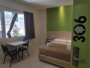 Postel nebo postele na pokoji v ubytování Westpoint Hotel