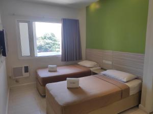 Postel nebo postele na pokoji v ubytování Westpoint Hotel