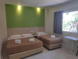 Postel nebo postele na pokoji v ubytování Westpoint Hotel