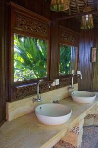 - Baño con 2 lavabos y 2 ventanas en Jasri Dalem Surf Retreat en Jasri