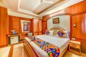 um quarto com uma cama grande num quarto em Hotel Kings Corner em Jaipur