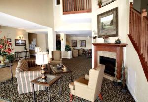 Χώρος καθιστικού στο GrandStay Residential Suites Hotel Faribault