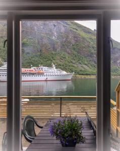 ein Kreuzfahrtschiff im Wasser aus einem Fenster in der Unterkunft Solhaug Fjordcamping in Geiranger