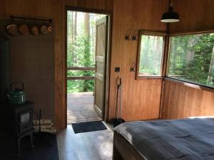Postel nebo postele na pokoji v ubytování Tahkuna tree-house
