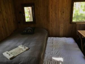 Postel nebo postele na pokoji v ubytování Tahkuna tree-house
