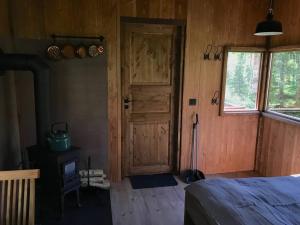 Postel nebo postele na pokoji v ubytování Tahkuna tree-house