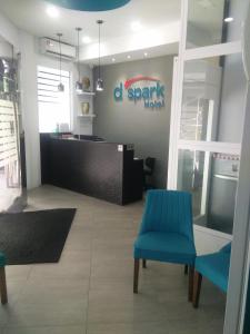 un magasin avec une chaise bleue et un comptoir dans l'établissement D'Spark Hotel Bayu, à Klang
