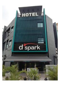 un cartel de hotel de spark frente a un edificio en D'Spark Hotel Bayu, en Klang