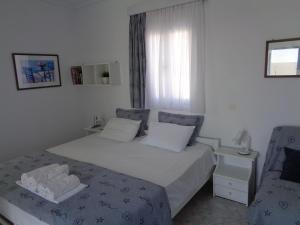 Ένα ή περισσότερα κρεβάτια σε δωμάτιο στο Blue and White Studios & Apartments