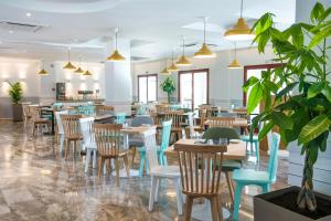 Reštaurácia alebo iné gastronomické zariadenie v ubytovaní Solimar Turquoise - Adults Only