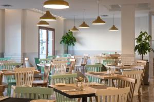 Reštaurácia alebo iné gastronomické zariadenie v ubytovaní Solimar Turquoise - Adults Only