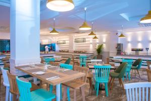Reštaurácia alebo iné gastronomické zariadenie v ubytovaní Solimar Turquoise - Adults Only