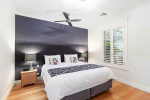 sypialnia z dużym łóżkiem i wentylatorem sufitowym w obiekcie Domain One Apartment w mieście Mount Gambier
