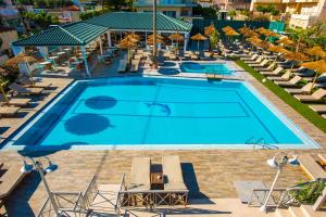 Bazén v ubytovaní Solimar Turquoise - Adults Only alebo v jeho blízkosti