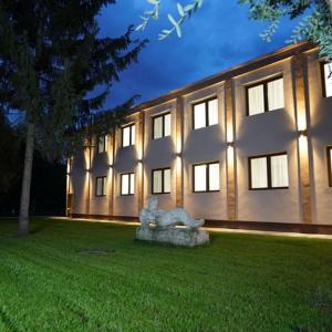 Budova, kde se hotel nachází + 37 fotografií